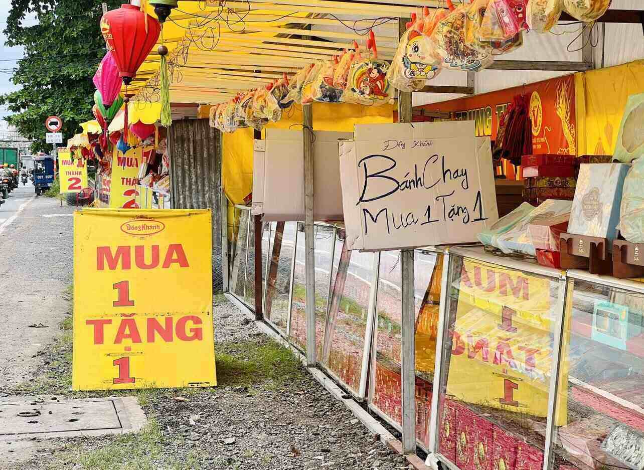  TP.HCM: Bánh trung thu giảm giá sâu, nhiều nơi “mua 1 tặng 1”