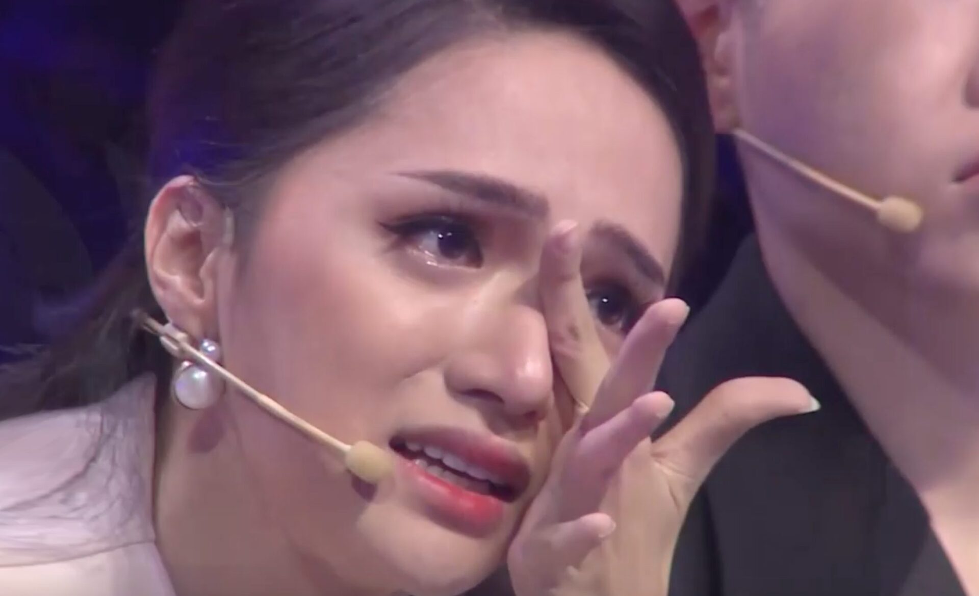  Hoa hậu Hương Giang ủng hộ 100 triệu đồng cứu trợ người dân vùng bão