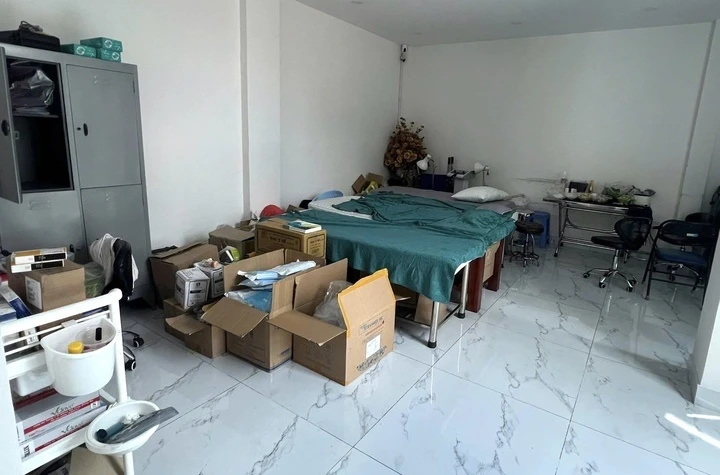 Phòng phẫu thuật với nhiều thiết bị hút mỡ được công an thu giữ. Ảnh: Công an TP.HCM cung cấp.