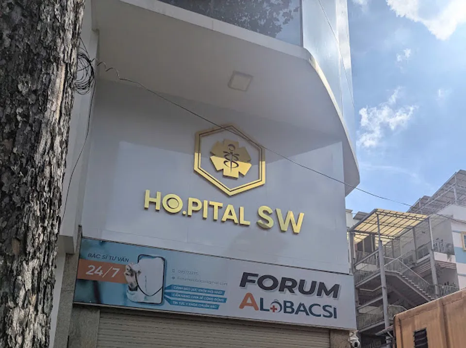Biển hiệu của cơ sở Hospital SW trên đường Cao Thắng, quận 3