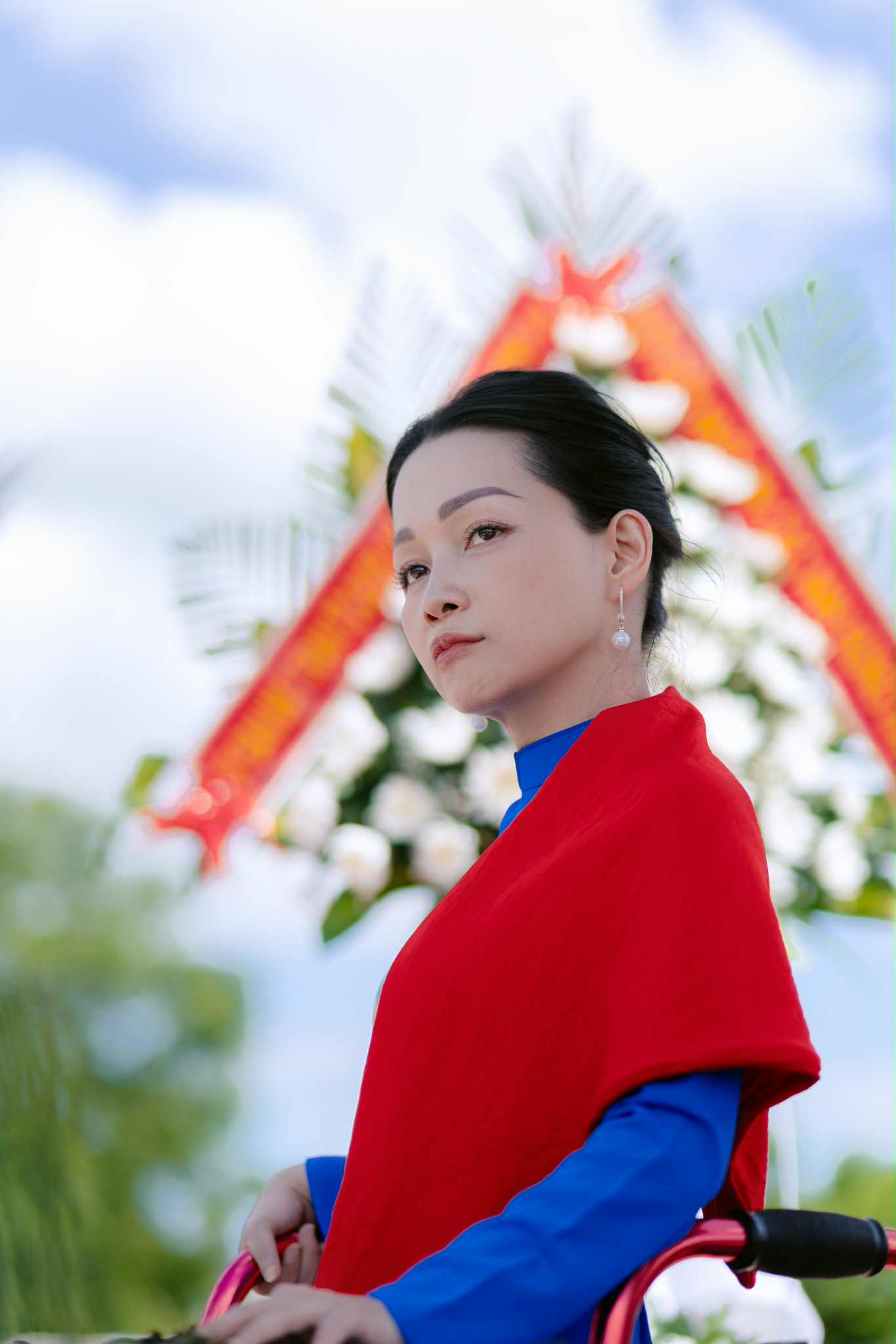 Từ một cô gái khuyết tật, Trần Trà My đã vươn lên trở thành cây bút 8x được yêu mến và là gương mặt truyền cảm hứng mạnh mẽ cho cộng đồng.