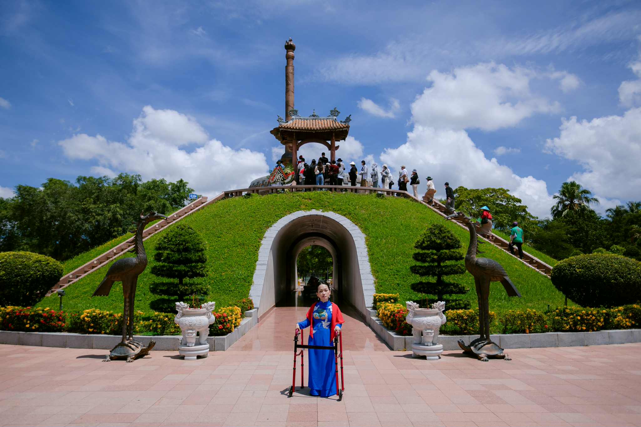 Khoảnh khắc Trần Trà My trong tà áo dài xanh, khoác lá cờ Tổ quốc, đứng tại Đài tưởng niệm Thành cổ Quảng Trị – biểu tượng của sự hy sinh và khát vọng hòa bình.