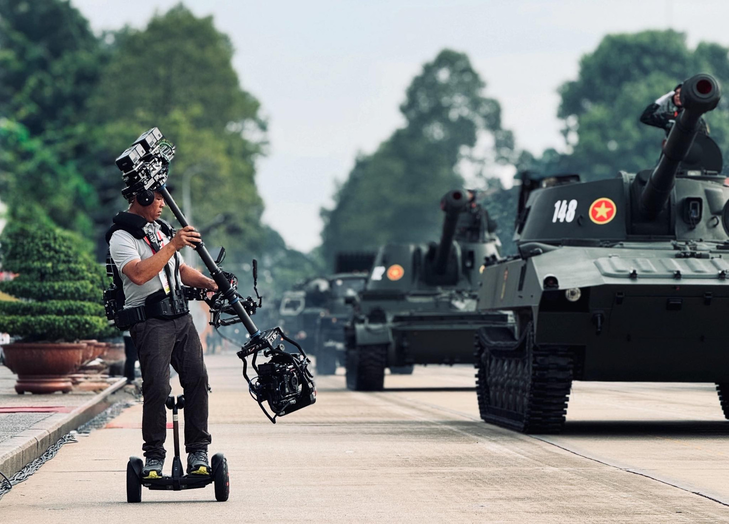  Ai đứng sau cú lia máy “tuyệt đối điện ảnh” tại diễu binh A80?