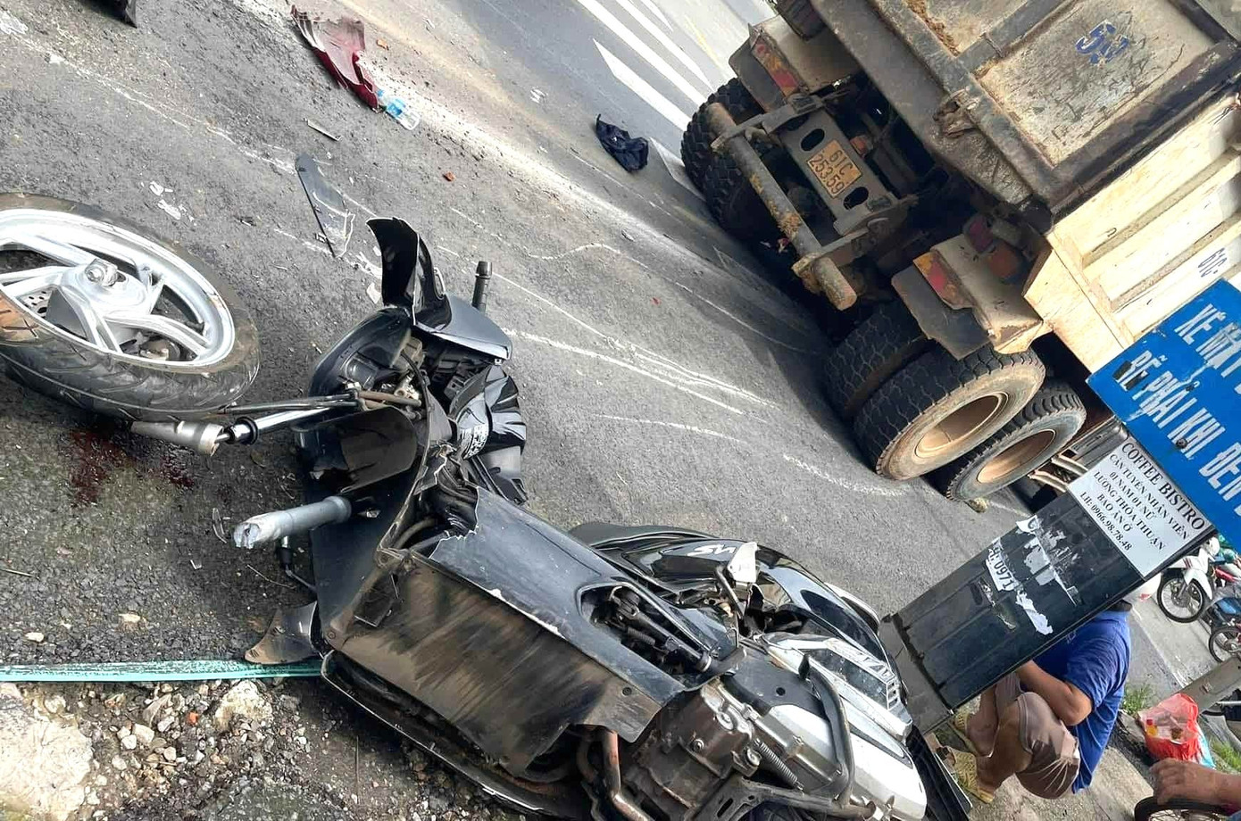 Một xe máy hư hỏng nặng sau khi ô tô tải tông trúng