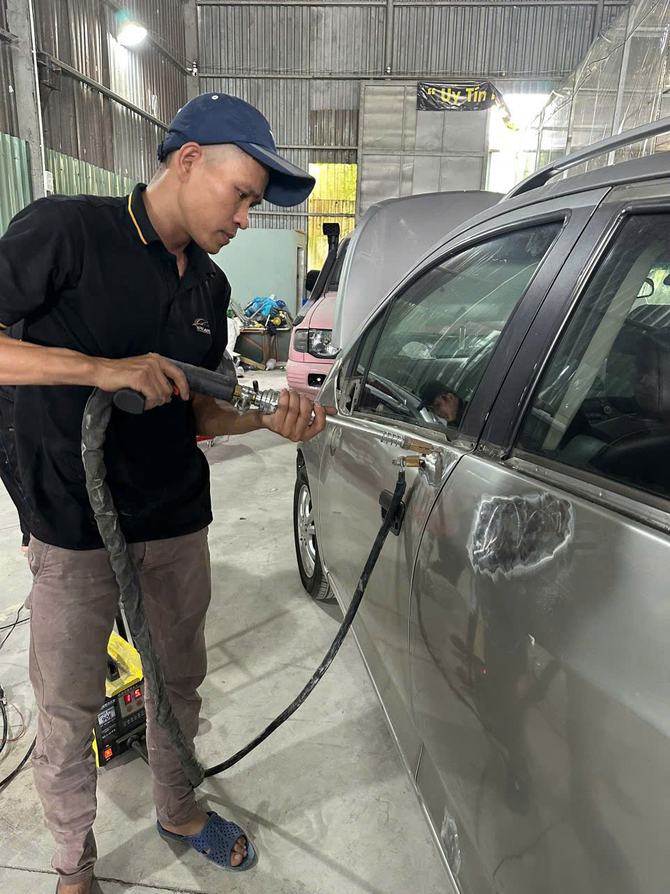 Kỹ thuật viên Xử lý vết móp, trầy xước chuyên nghiệp – mang lại diện mạo mới cho xế yêu.