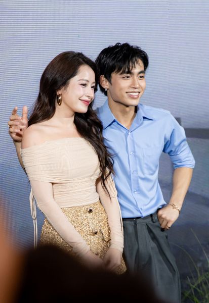 Nghi vấn tình cảm bùng lên từ loạt khoảnh khắc trùng hợp