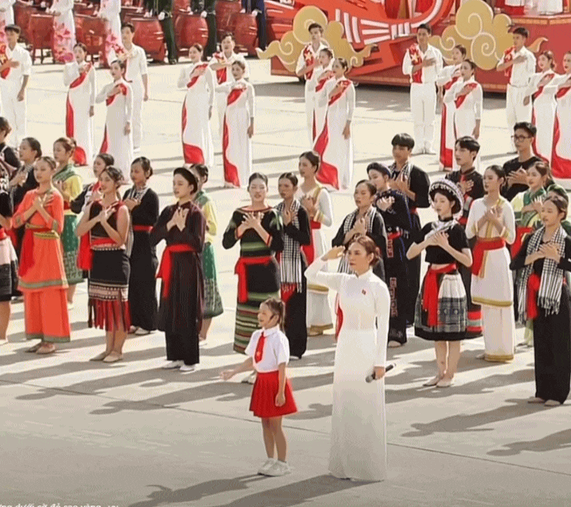 Trong không khí trang nghiêm tại Quảng trường Ba Đình, giọng ca nhí Hà Thủy Tiên cùng diva Mỹ Tâm cất lên những giai điệu của Tiến Quân Ca