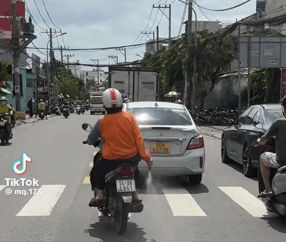  CSGT TP.HCM xác minh clip người phụ nữ rải bột lạ trên đường Hiệp Bình