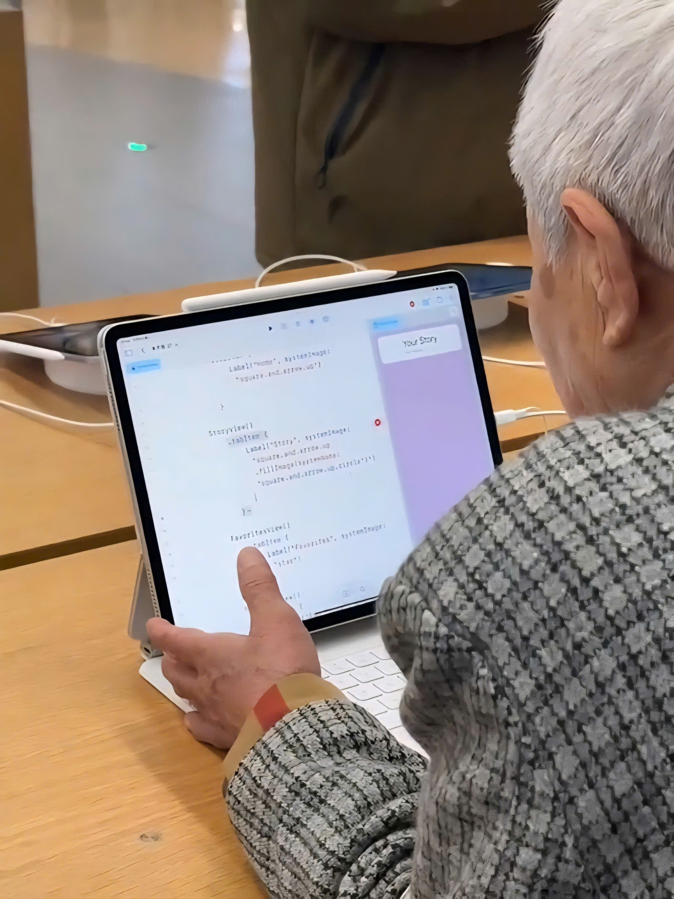  Cụ bà tóc bạc gõ code trên tablet: Netizen gọi ngay “tân sinh viên IT”