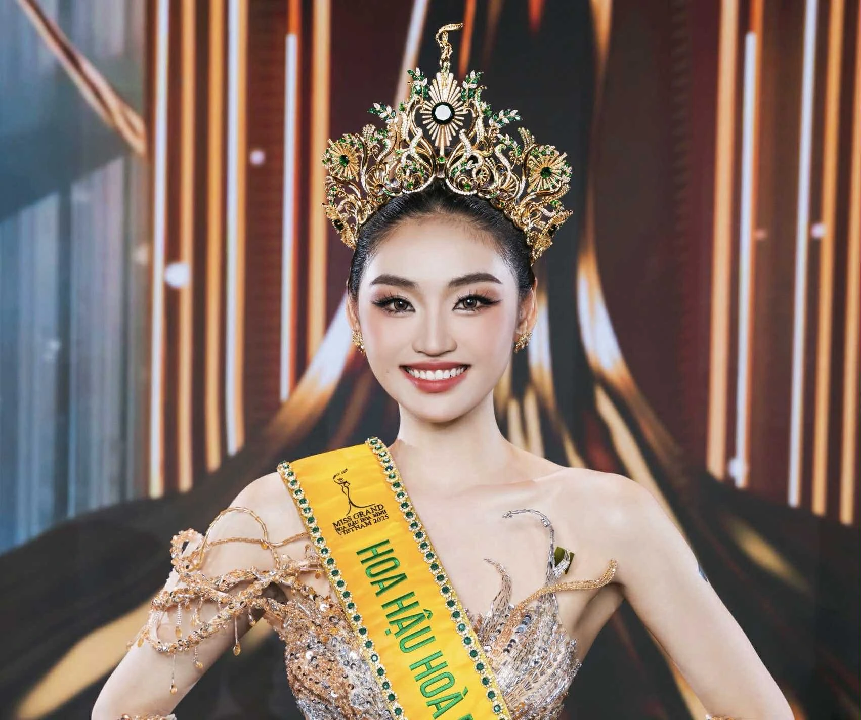  Gia cảnh xúc động phía sau chiếc vương miện của tân Miss Grand Vietnam 2025