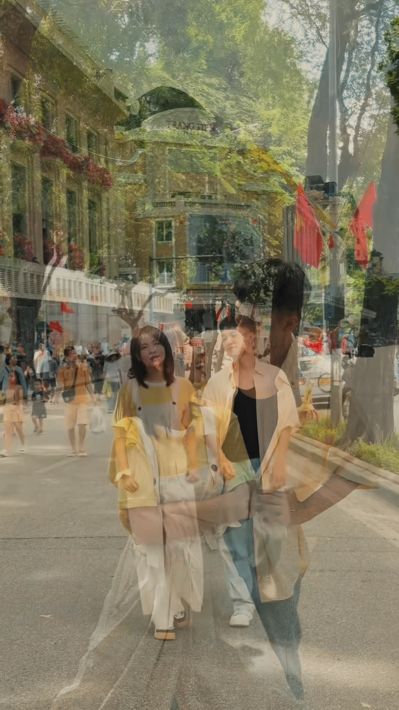 Chỉ một đoạn video ghi lại khoảnh khắc cả hai cùng dạo phố đã chạm mốc gần 300.000 lượt xem sau một ngày, đủ thấy độ “hot” của couple này.