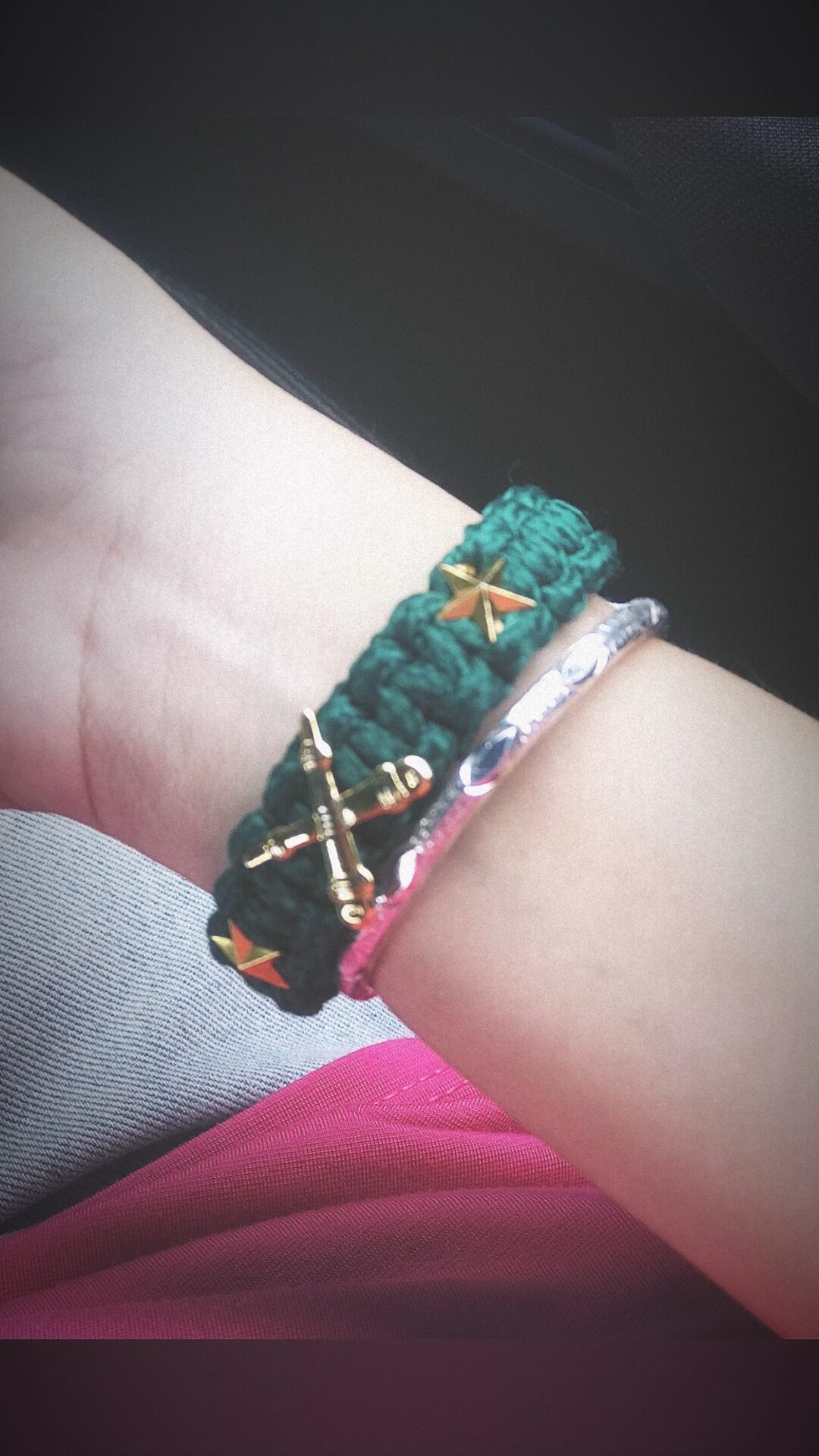 hình ảnh những chiếc “vòng tay bộ đội” lan truyền khắp mạng xã hội, trở thành món phụ kiện được giới trẻ săn lùng.