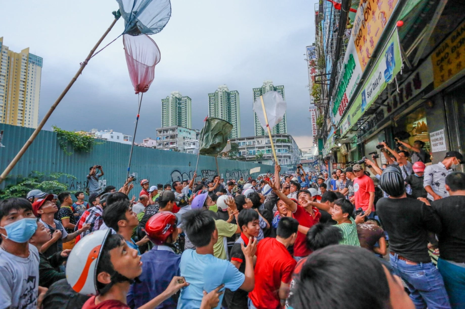 hình ảnh chen lấn, giành giật thường thấy trong phong tục “giật cô hồn”.