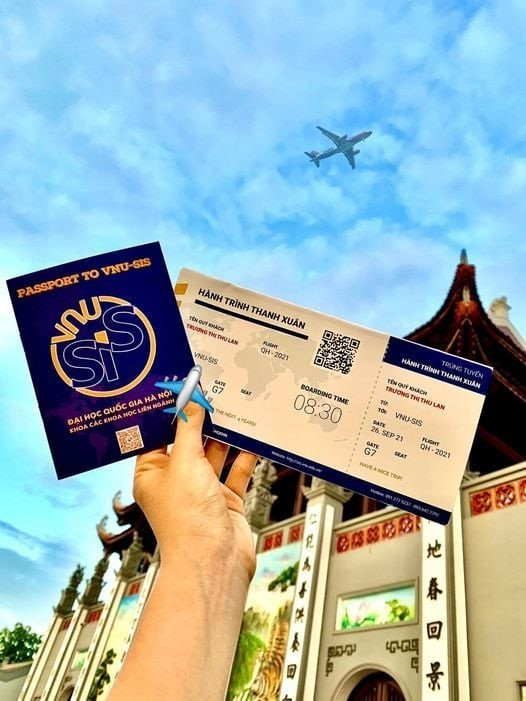 Mỗi năm, thiết kế không chỉ là “chiếc vé nhập học” mà còn là một tác phẩm nghệ thuật, phản ánh tinh thần sáng tạo và triết lý giáo dục khai phóng mà VNU-SIS theo đuổi.