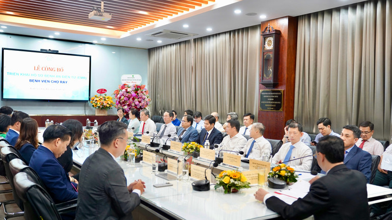 Lãnh đạo Bệnh viện Chợ Rẫy cùng đại diện Bộ Y tế, Bảo hiểm xã hội TP.HCM và các đơn vị đối tác tại lễ công bố triển khai hồ sơ bệnh án điện tử.