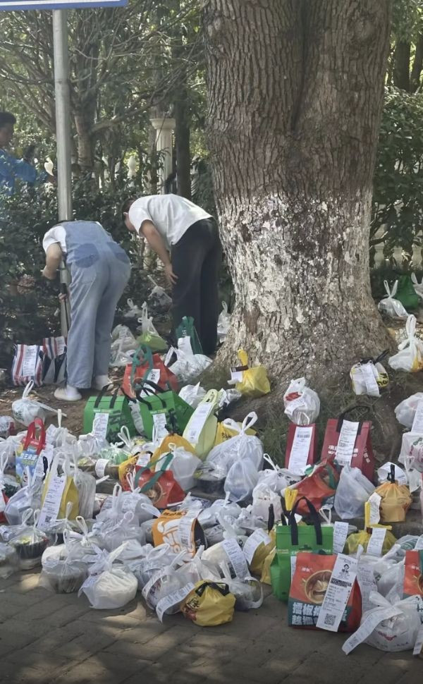 "Biển đồ ăn" gây choáng ngợp trước cổng trường