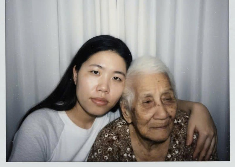 Chỉ cần vài tấm ảnh cá nhân và mô tả chi tiết, công cụ Google Gemini có thể tái hiện lại những khoảnh khắc chưa từng tồn tại, mang đến cảm xúc nghẹn ngào cho nhiều người trẻ.