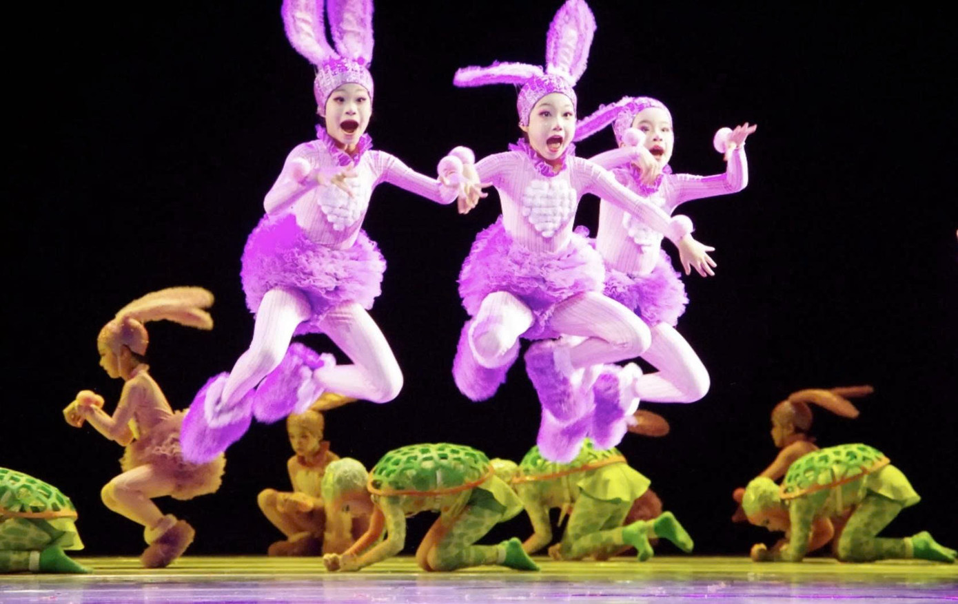 Khi cổ tích được remix thành “bài tập gym” trên sân khấu