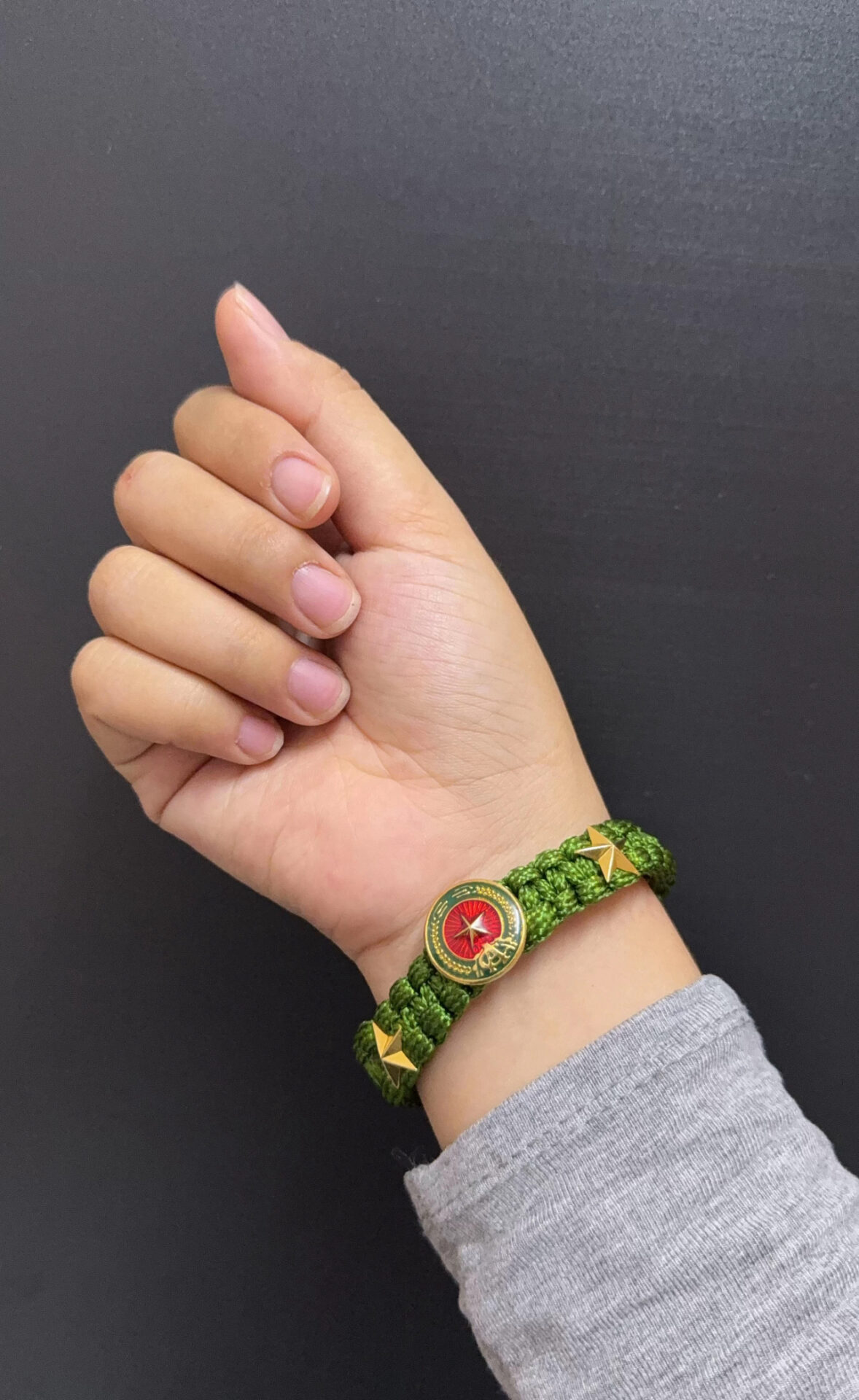  Vòng tay bộ đội bất ngờ thành hot trend, hội chị em rần rần khoe như “bảo bối tình yêu”