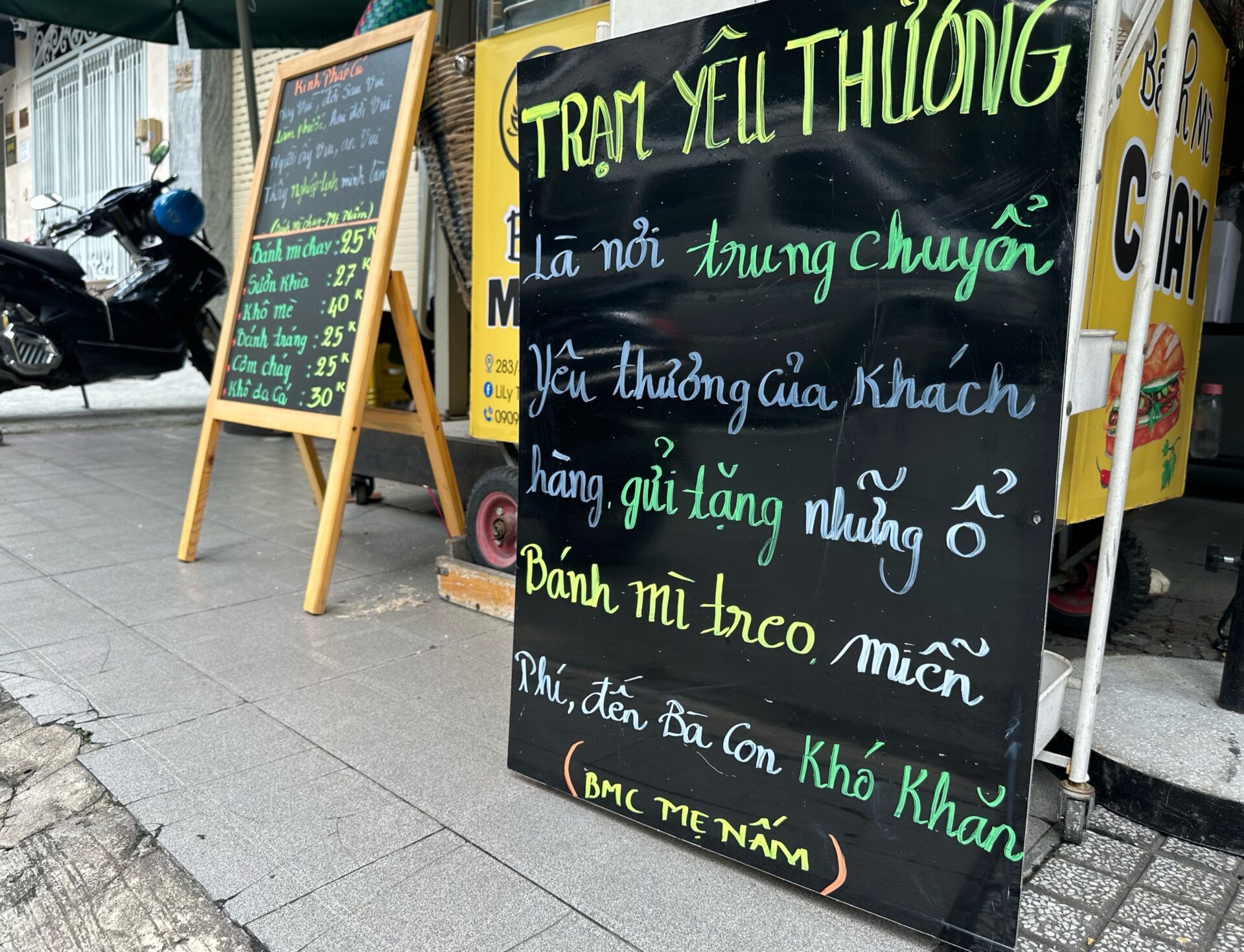  Hành trình gần 2 năm của đôi vợ chồng với xe “bánh mì treo” ấm lòng người lao động