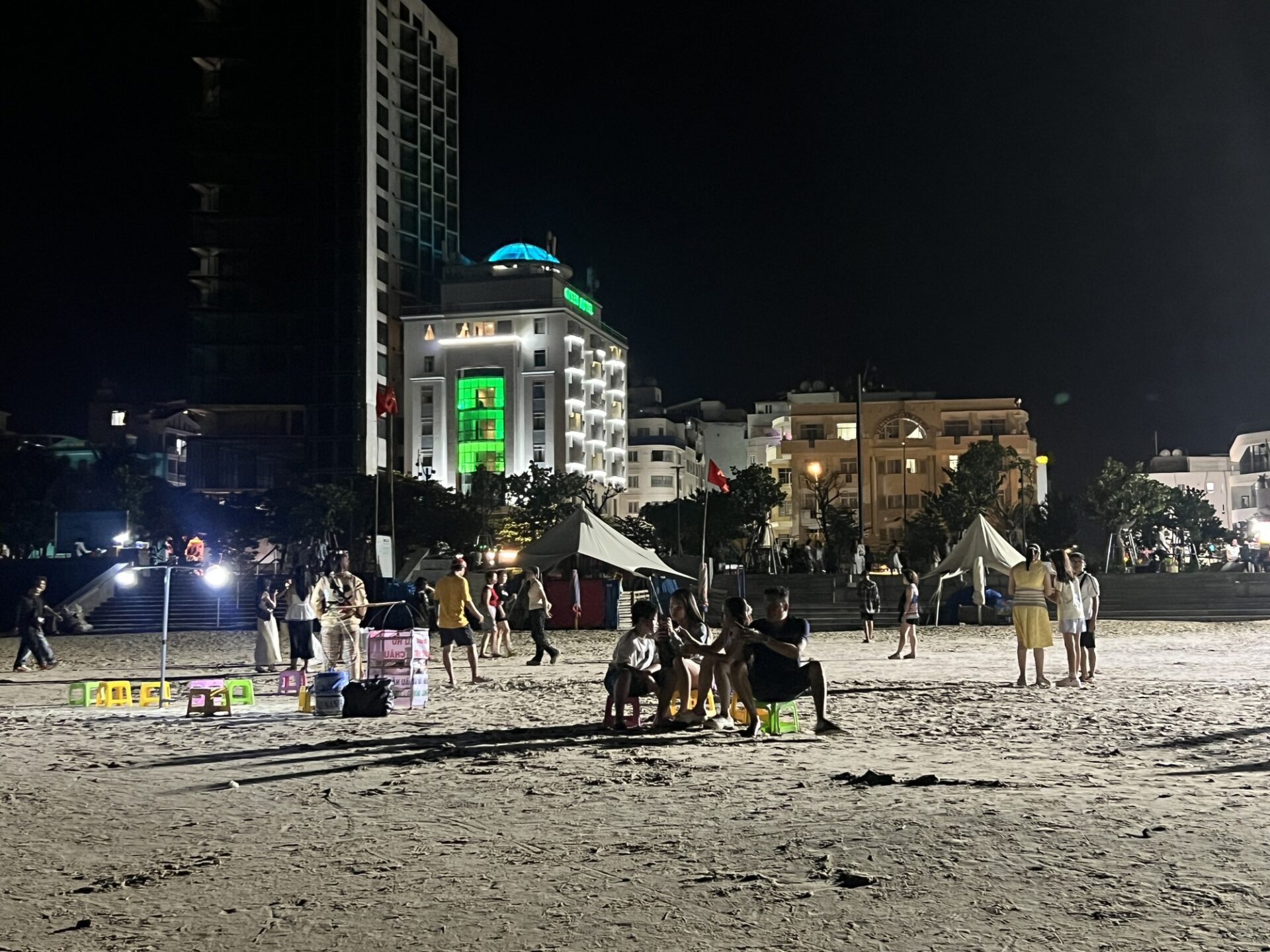  Du khách bất ngờ khi thấy Vũng Tàu về đêm: Người chen kín bãi, hàng quán mở tấp nập!