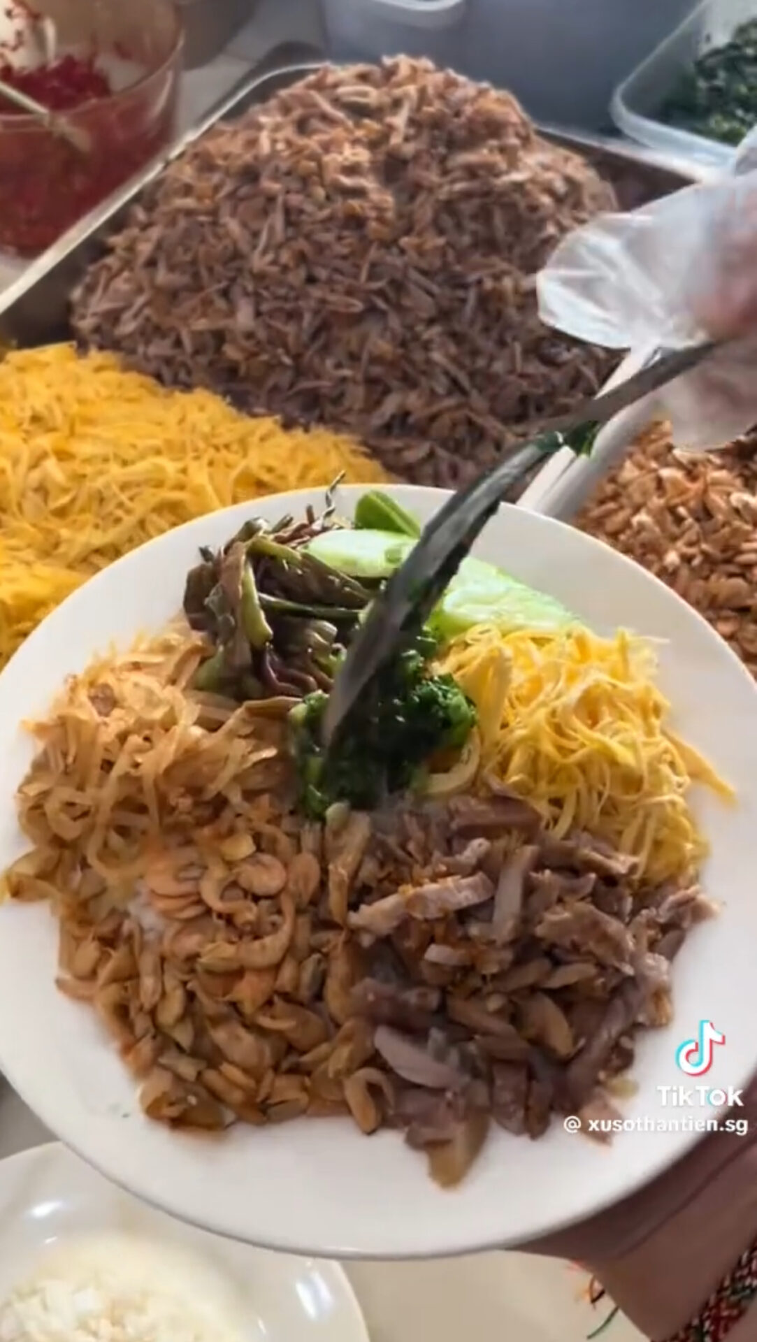  Đơn hàng cơm tấm “ngập bàn” của Ngọc Trinh khiến dân mạng thốt lên: “Sao ăn nổi hết trời?”