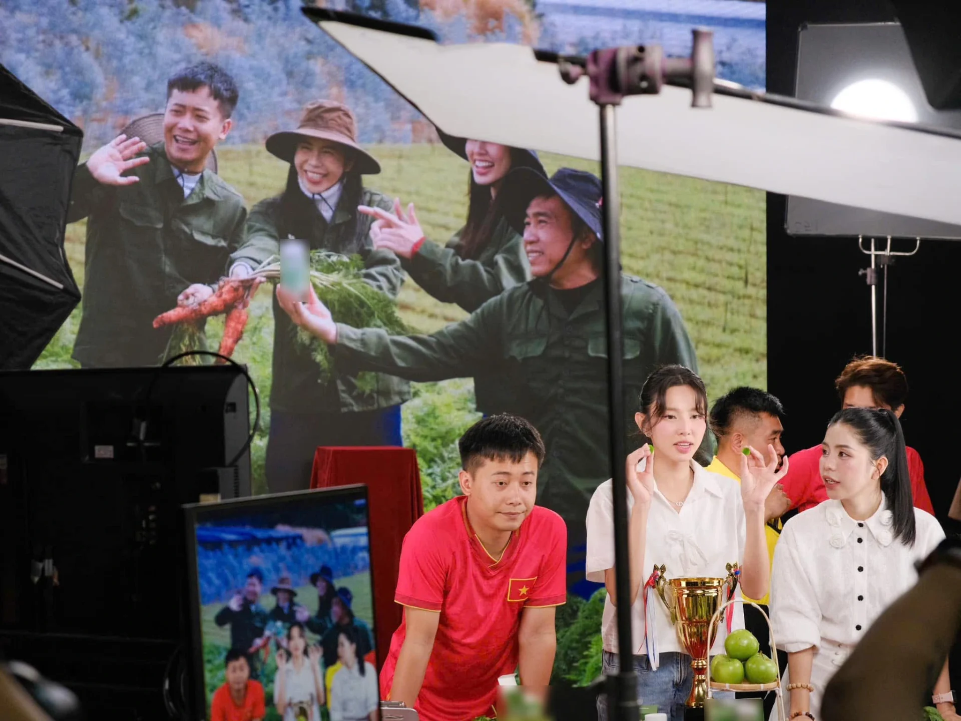  Hoa hậu Thùy Tiên và Quang Linh Vlogs bị truy tố trong vụ “kẹo rau củ Kera”