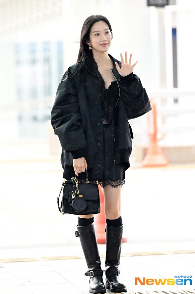 Xuất hiện tại sân bay với outfit gây chú ý