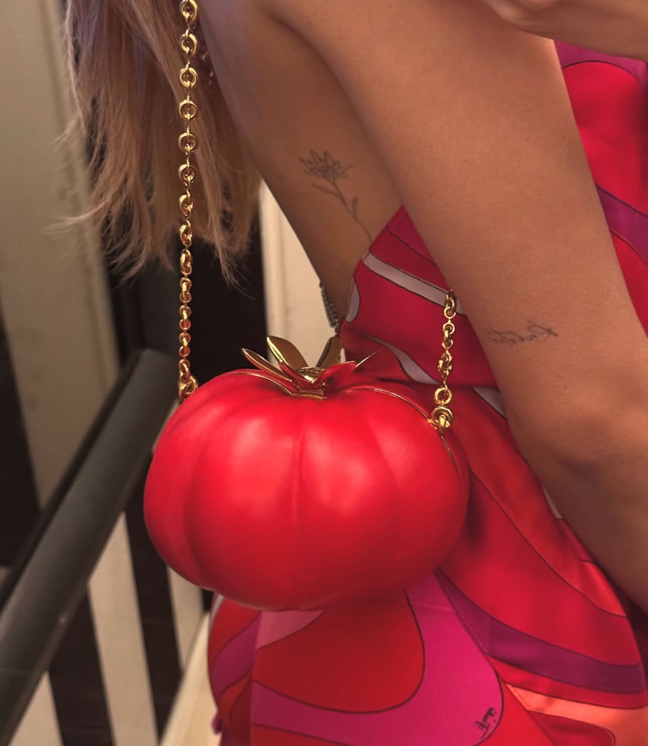  Chỉ một chiếc túi cà chua, Lisa lập tức “đảo chiều” xu hướng thời trang hè 2025