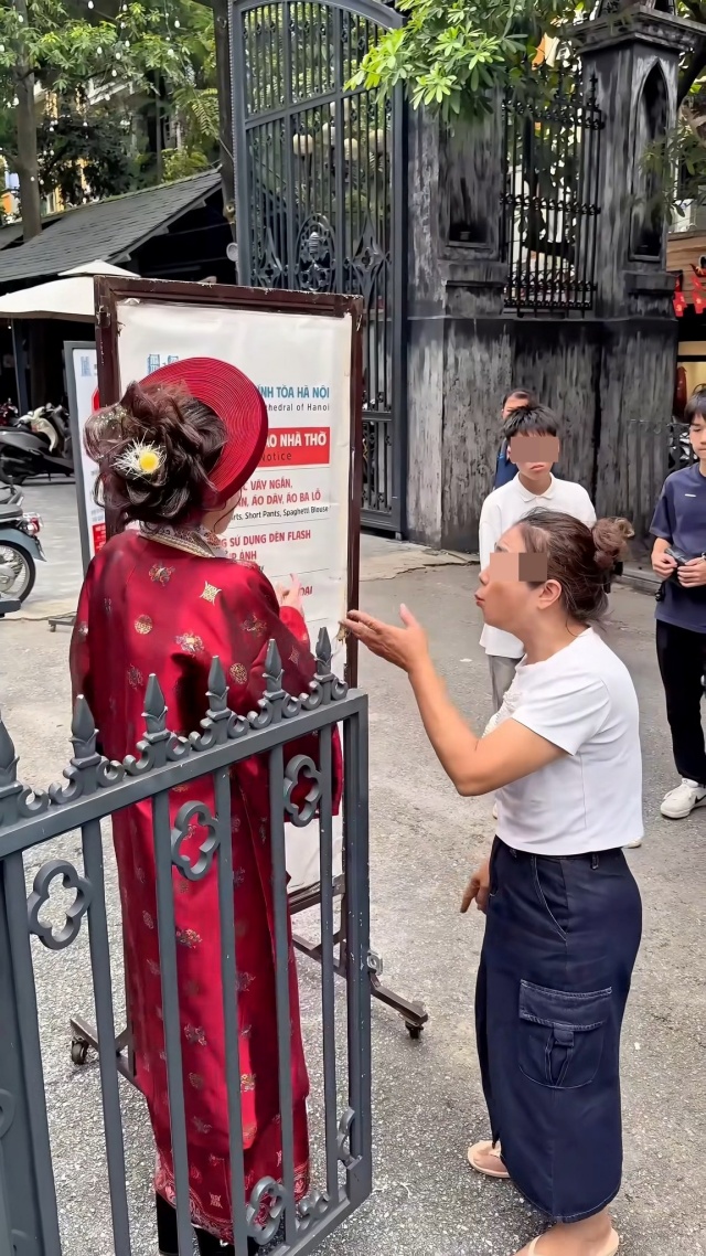 Ngân 98 chia sẻ cảm giác tủi thân khi bị “đuổi thẳng thừng” giữa đám đông đang quay clip