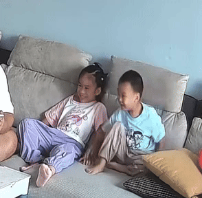  Xem phim quá nhập tâm, bé trai gặp ngay sự cố “dở khóc dở cười”