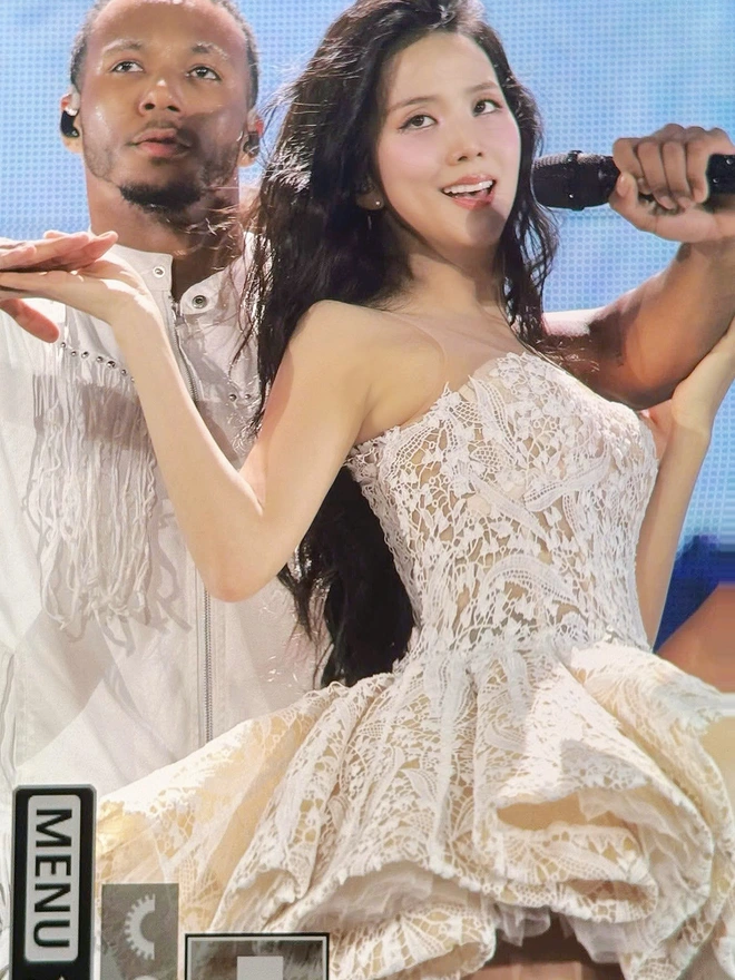 Jisoo khoe visual trong váy 25 triệu đồng