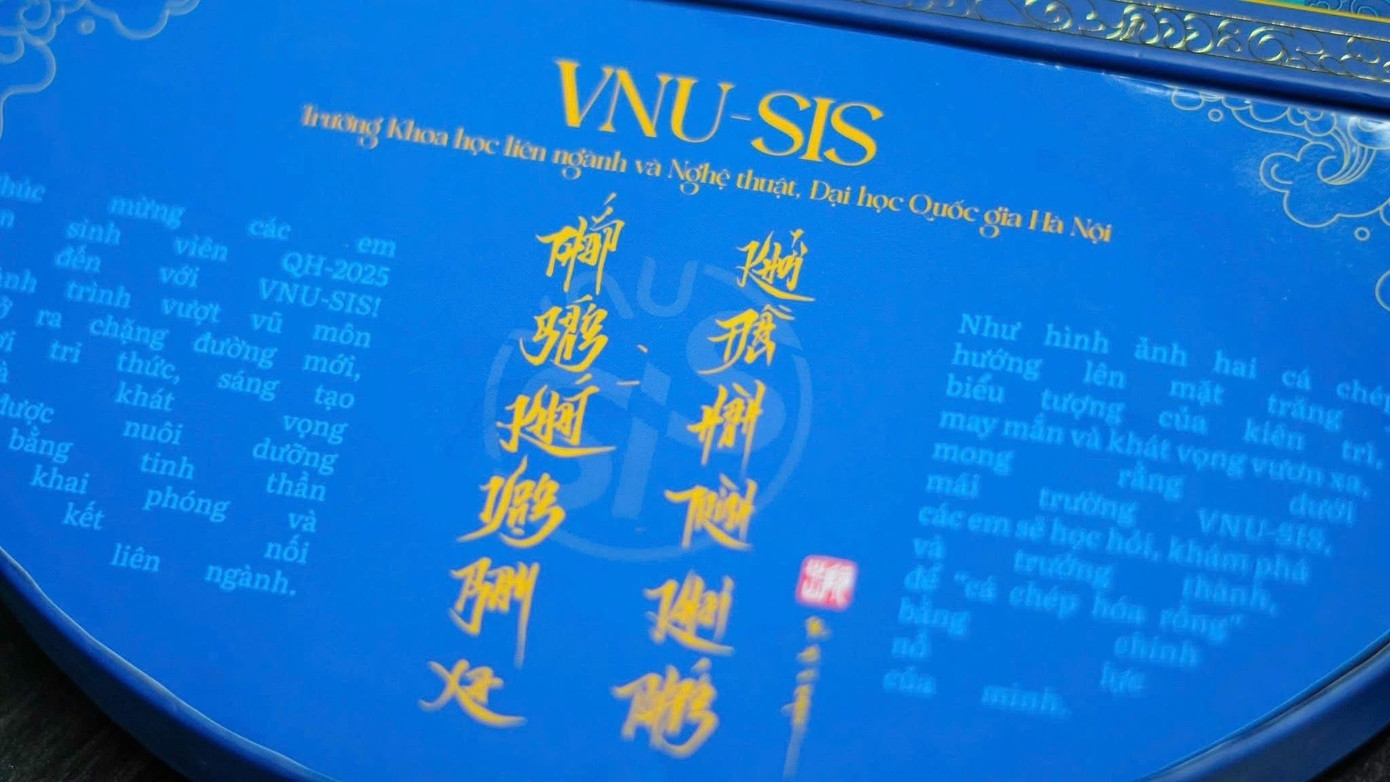 chiếc hộp trở thành món quà giàu ý nghĩa tinh thần, vừa trang trọng, vừa trẻ trung.