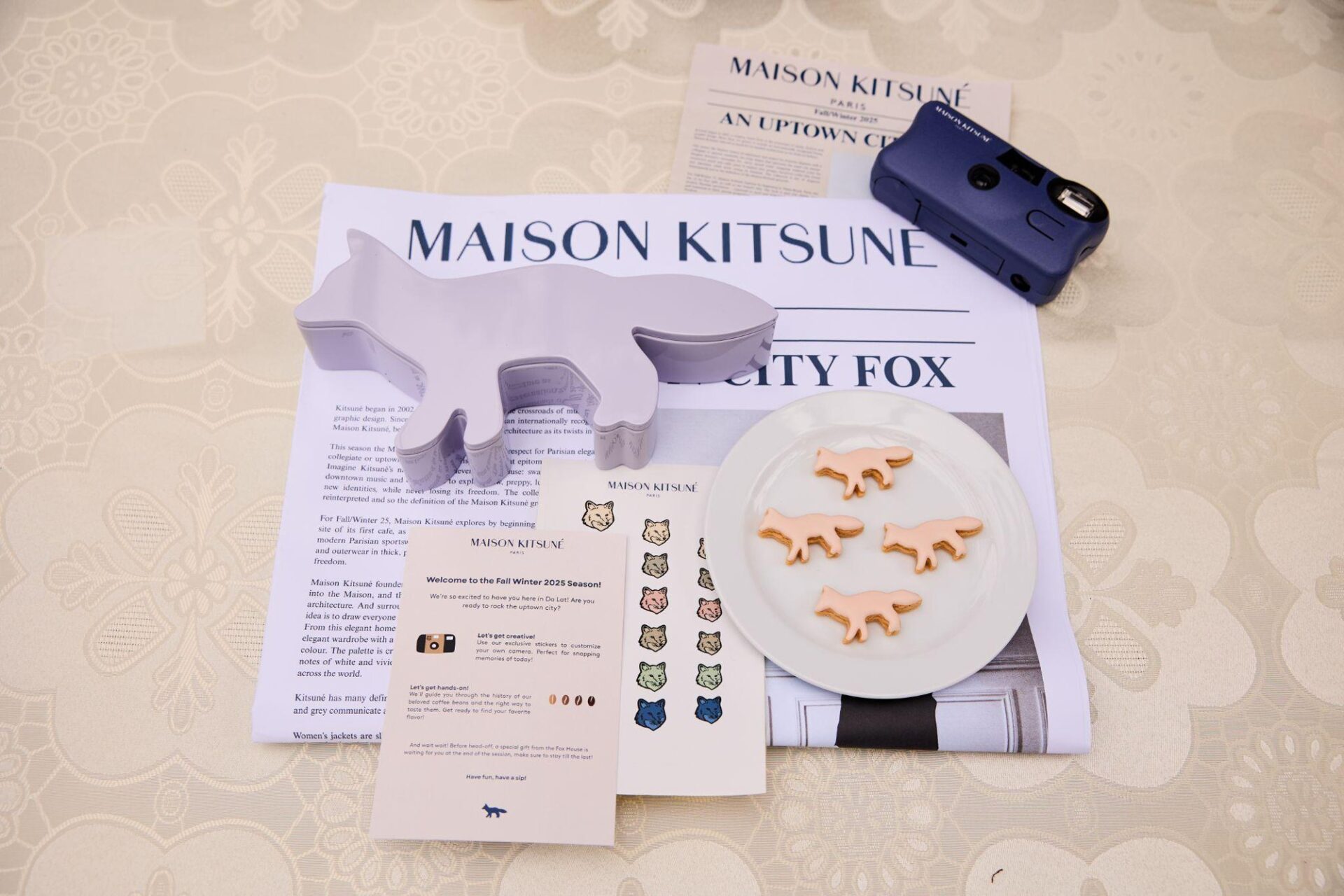 các phần quà lưu niệm cũng được gửi đến khách mời, góp phần tạo nên trải nghiệm trọn vẹn.