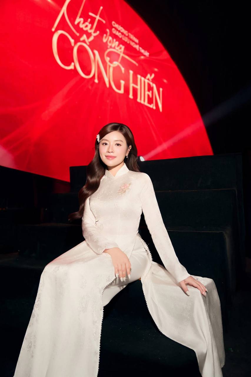 Không chỉ trong lễ diễu hành, áo dài vốn đã gắn liền với hình ảnh biểu diễn của Thu Hằng từ lâu.
