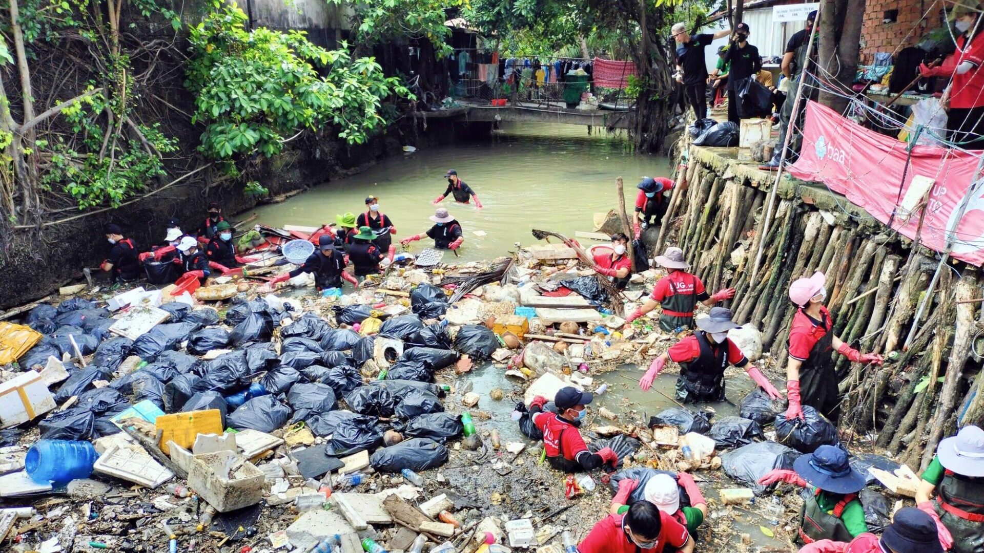  Robot vớt rác và phao chắn rác của Gen Z “hồi sinh” kênh rạch Sài Gòn