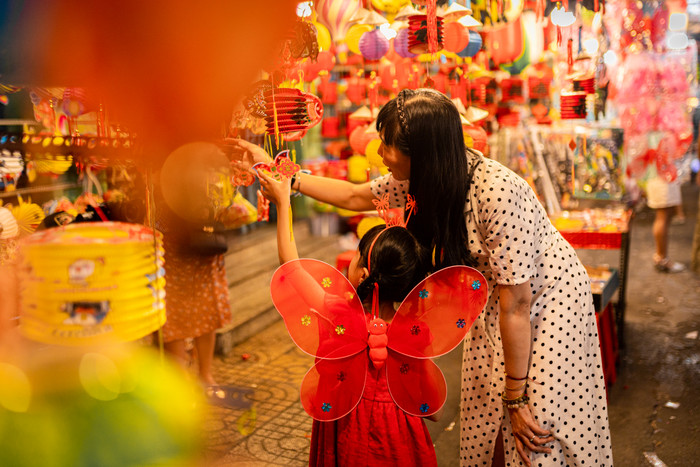  Người dân và du khách nô nức check-in tại phố lồng đèn nổi tiếng Sài Gòn