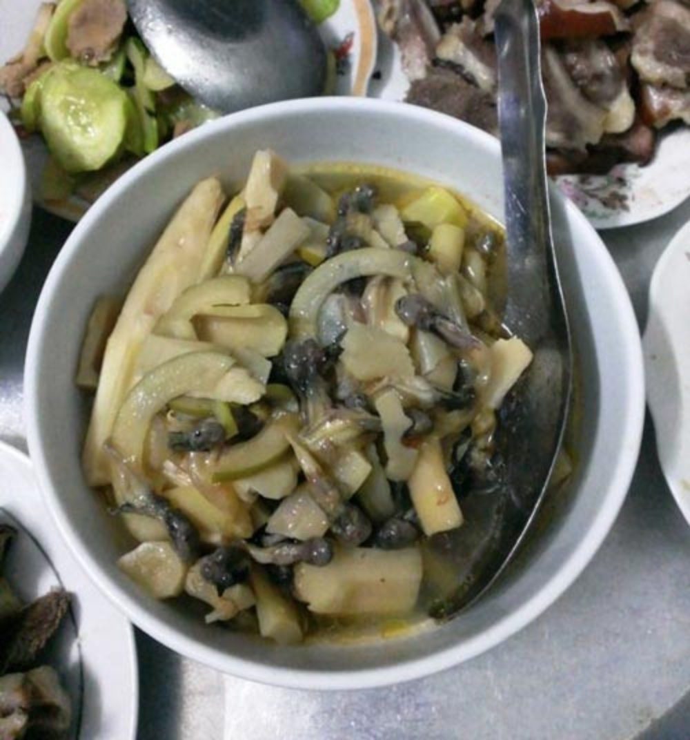 Bát canh “lạ lùng” giữa núi rừng