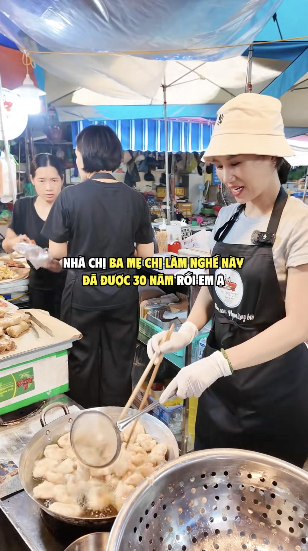 Khách hàng vừa ăn thử, vừa khen nức nở