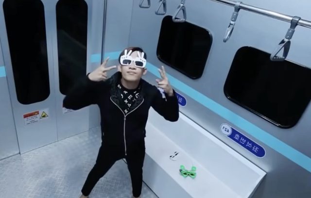  Một mình trong photobooth, chàng trai khiến cả MXH “cười xỉu” vì tạo dáng như camera giám sát