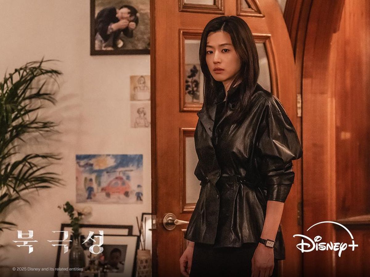  Jeon Ji Hyun “chặt đẹp” cả Kbiz chỉ với 1 bộ suit đen, visual tuổi 43 làm netizen sốc toàn tập