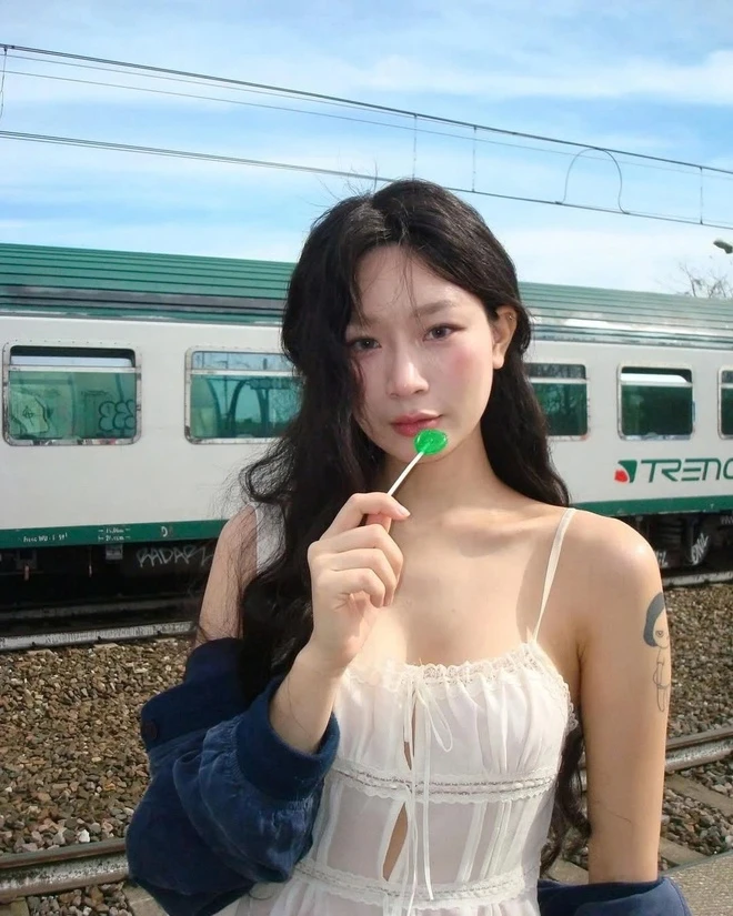 Hình tượng "nàng thơ" sụp đổ