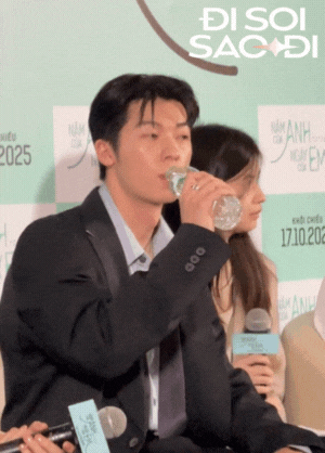 Mỗi khoảnh khắc của nam diễn viên, từ nâng ly nước đến chu môi trêu fan, đều khiến không khí khán phòng sôi động và liên tục trở thành đề tài “bánh cuốn” trên mạng xã hội.