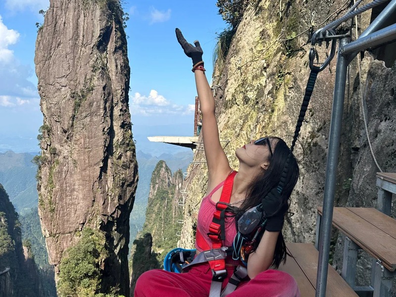  Thay vì khách sạn 5 sao, giới trẻ Trung Quốc trả tiền để… ngủ cheo leo giữa vực thẳm