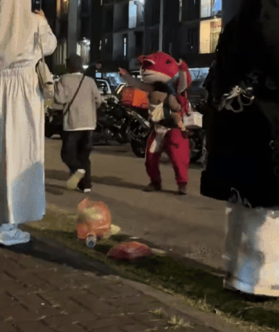  Clip hot nhất hôm nay: Ôm con trong lòng, ông bố hóa trang thành ếch nhảy múa khiến ai cũng nghẹn ngào