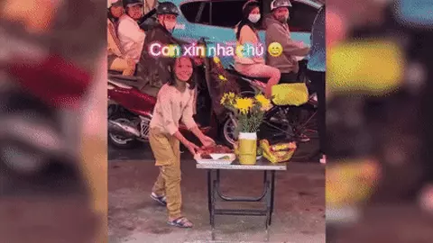  Hành động lễ phép trong lễ “giật cô hồn” khiến cộng đồng mạng xúc động