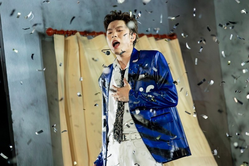 loạt bản hit liên tiếp lọt top BXH và nhận nhiều giải thưởng như Làn Sóng Xanh hay Cống Hiến.