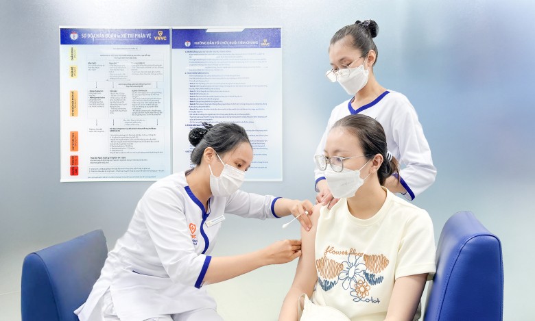 Đây là vaccine 4 trong 1 đầu tiên tại Việt Nam, giúp phòng ngừa cùng lúc sởi, quai bị, rubella và thủy đậu, đánh dấu một bước tiến quan trọng trong công tác tiêm chủng.