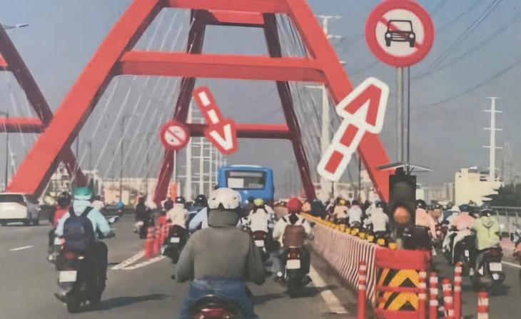  Xe buýt chạy vào đường cấm trên cầu Bình Lợi, tài xế bị xử phạt