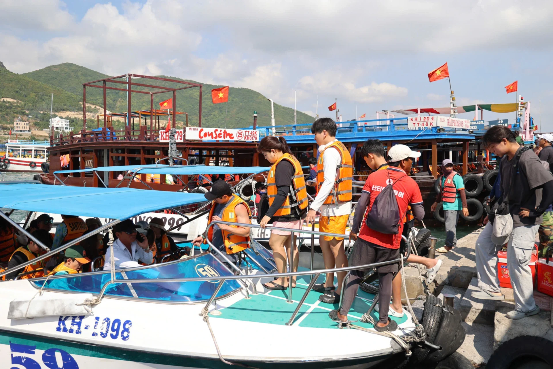 Nhiều bến tàu triển khai bán vé